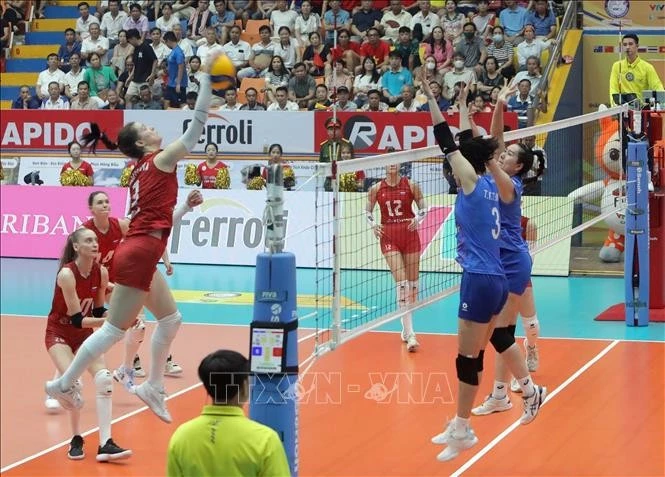 Pha tấn công uy lực của vận động viên đội CLB Korabelka (Nga) trước đội tuyển bóng chuyền nữ Việt Nam. (Ảnh: Hoàng Hùng/TTXVN)