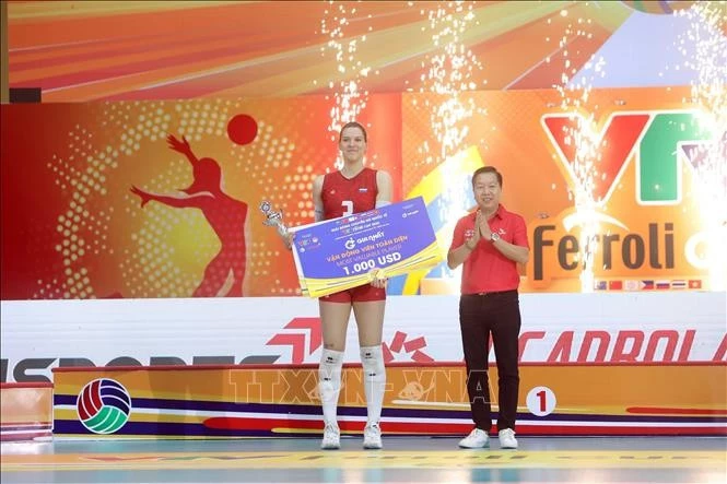 Vận động viên Nestro Elizaveta của đội Korabelka (Nga) nhận danh hiệu Vận động viên toàn diện nhất tại giải đấu. (Ảnh: Hoàng Hùng/TTXVN)
