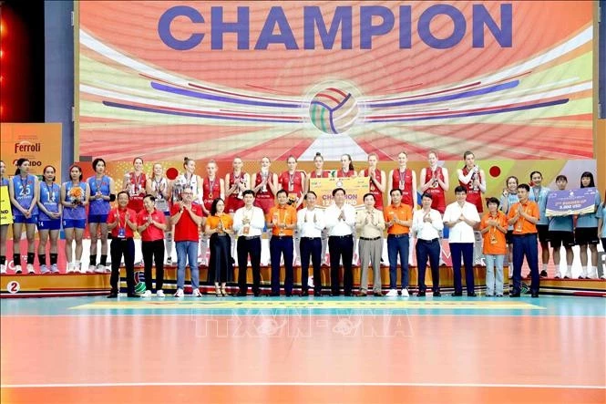 Lãnh đạo tỉnh Phú Thọ, lãnh đạo Đài Truyền hình Việt Nam cùng các nhà tài trợ chúc mừng chức vô địch của đội bóng chuyền nữ CLB Korabelka (Nga). (Ảnh: Hoàng Hùng/TTXVN)