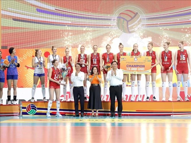 Bí thư Tỉnh ủy Phú Thọ Đặng Xuân Phong và Chủ tịch UBND tỉnh Phú Thọ Trần Duy Đông trao Cup vô địch cho đội bóng chuyền nữ CLB Korabelka (Nga). (Ảnh: Hoàng Hùng/TTXVN)