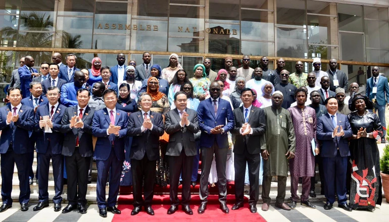 chu-tich-quoc-hoi-tran-thanh-man-va-chu-tich-quoc-hoi-senegal-el-malick-ndiaye-chup-anh-luu-niem-voi-cac-dai-bieu-hai-nuoc-du-le-ky-ket.jpg