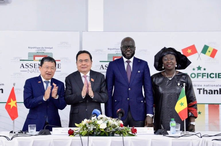 chu-tich-quoc-hoi-tran-thanh-man-va-chu-tich-quoc-hoi-senegal-el-malick-ndiaye-da-chung-kien-le-cong-bo-thanh-lap-nhom-nghi-si-huu-nghi-viet-nam-senegal-va-nhom-nghi-si-huu-nghi-senegal-viet-nam.jpg
