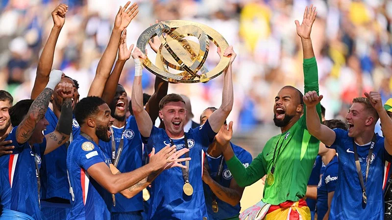 Cole Palmer nâng cao chiếc cúp vô địch cùng The Blues. (Ảnh: Chelsea FC)