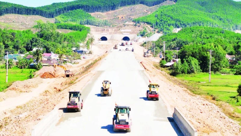 Trong dịp 19/8, cả nước hoàn thành, đưa vào khai thác hơn 200km đường cao tốc. (Ảnh: THƯ LÊ) 