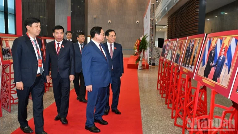 Thủ tướng Phạm Minh Chính thăm triển lãm ảnh về thành tựu của ngành ngoại giao (Ảnh: TRẦN HẢI)