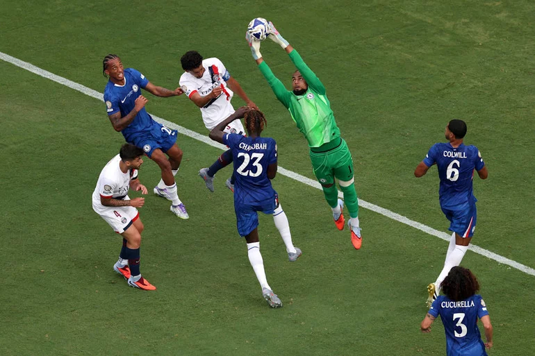 rob-sanchez-collects-cross-vs-psg.jpg