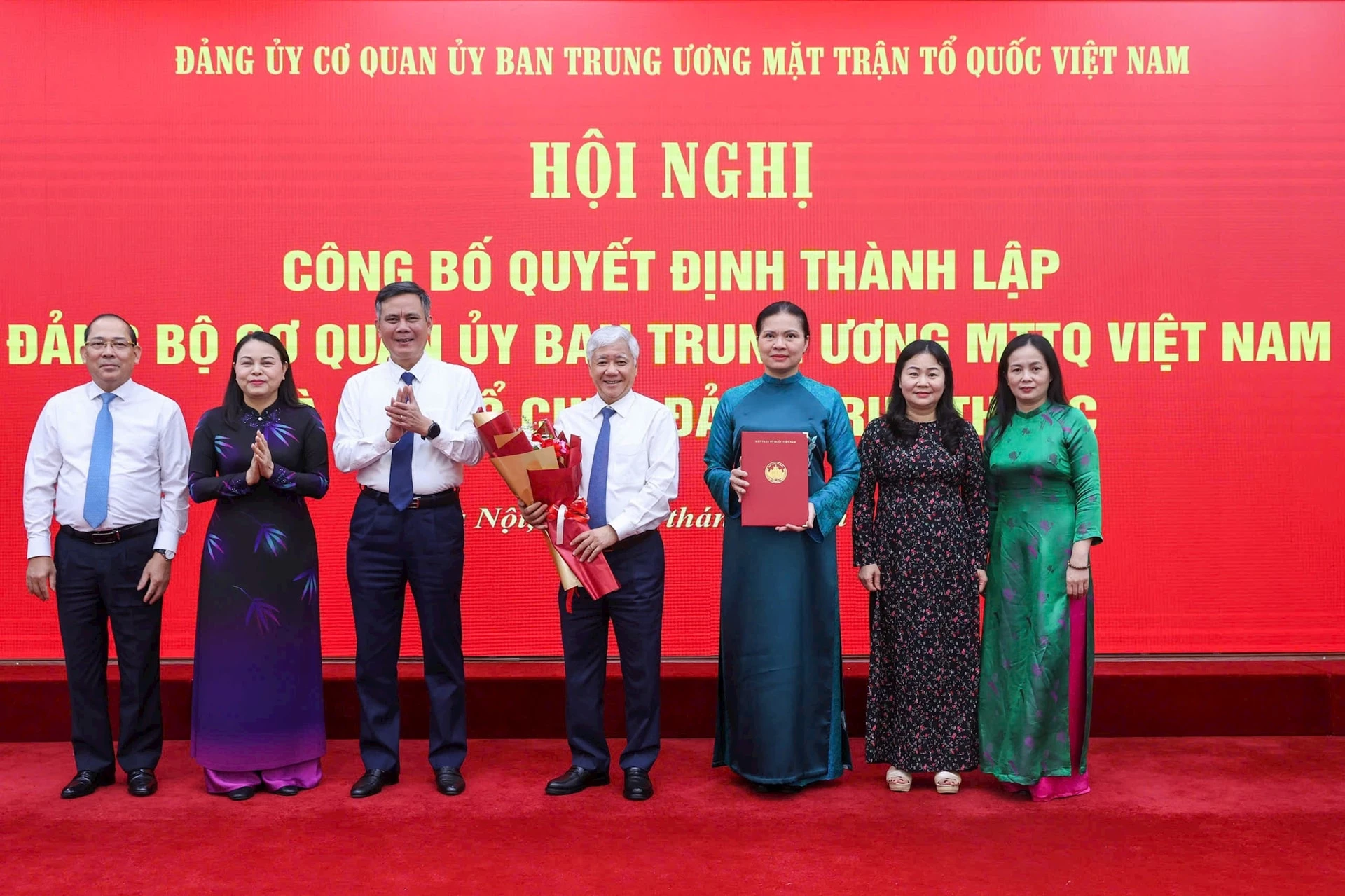 Đồng chí Đỗ Văn Chiến cùng các đồng chí trong Ban Thường vụ nhận Quyết định và hoa chúc mừng thành lập Đảng bộ Cơ quan Ủy ban Trung ương MTTQ Việt Nam. Ảnh: Quang Vinh