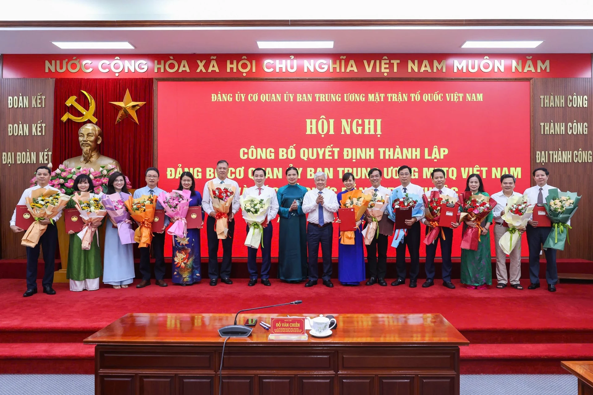 Đồng chí Đỗ Vằn Chiến trao Quyết định cho các tổ chức Đảng trực thuộc Đảng ủy Cơ quan Ủy ban Trung ương MTTQ Việt Nam. Ảnh: Quang Vinh