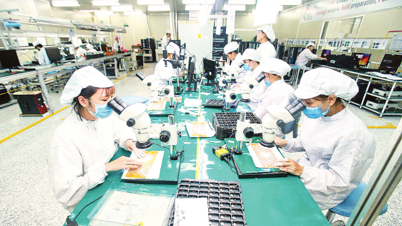 Dây chuyền sản xuất bảng mạch điện tử tại nhà máy của Công ty TNHH 4P ở tỉnh Hưng Yên. (Ảnh: ĐĂNG ANH)