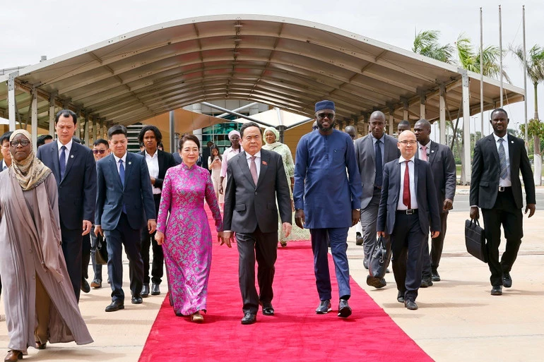 vna-potal-chu-tich-quoc-hoi-ket-thuc-chuyen-tham-chinh-thuc-senegal-8170092.jpg