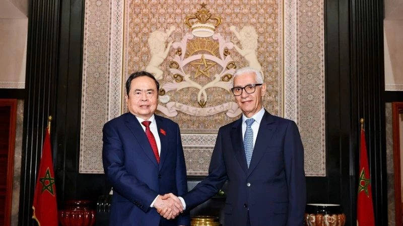 Chủ tịch Hạ viện Morocco Rachid Talbi Alami đón Chủ tịch Quốc hội Trần Thanh Mẫn. (Ảnh: TTXVN)