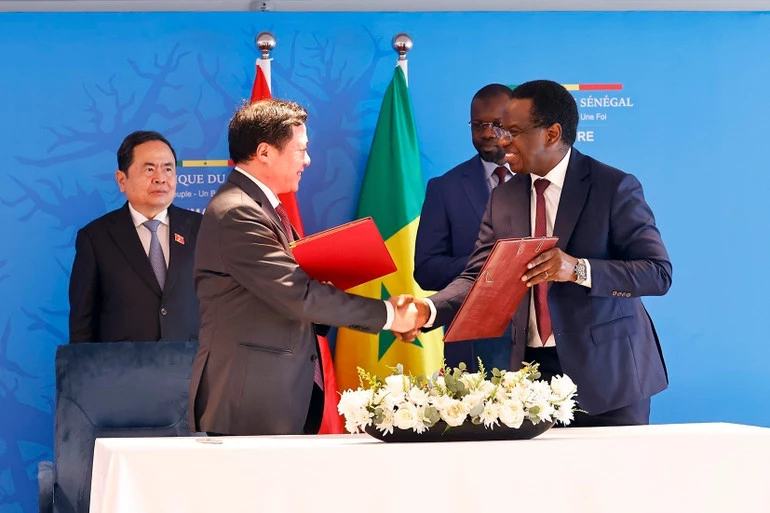 vna-potal-chu-tich-quoc-hoi-va-thu-tuong-senegal-chung-kien-bo-nganh-dia-phuong-2-nuoc-ky-ket-hop-tac-8168256.jpg