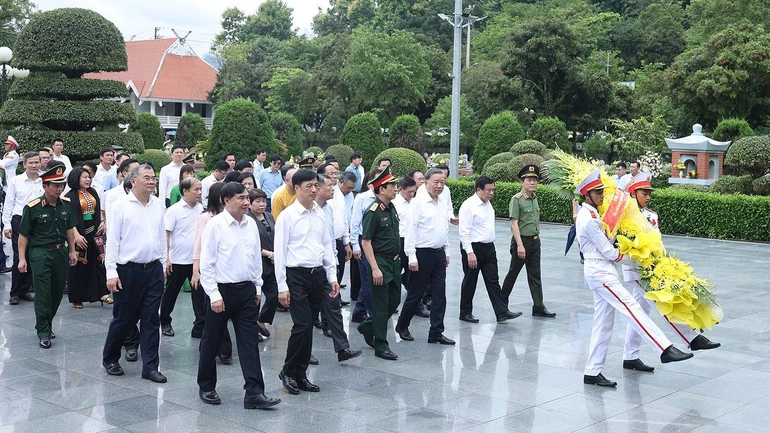 vna-potal-tong-bi-thu-to-lam-tuong-niem-anh-hung-liet-si-tai-nghia-trang-liet-si-quoc-gia-a1-o-dien-bien-8174574.jpg