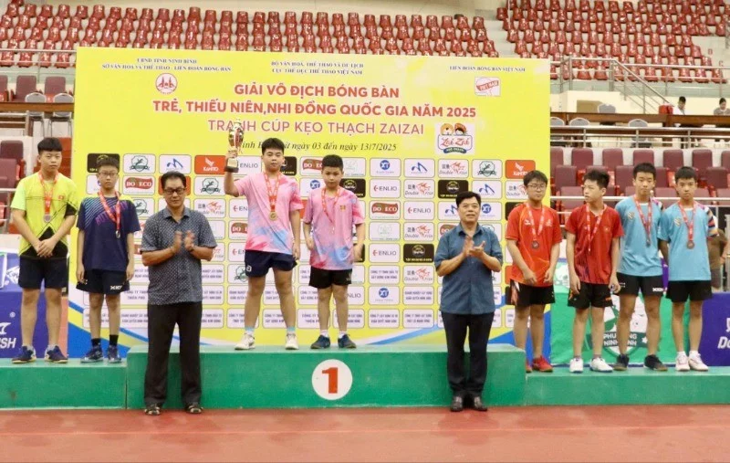 Ban tổ chức trao giải Nhất, Nhì, Ba nội dung đồng đội nam lứa tuổi 12-13 cho các vận động viên.