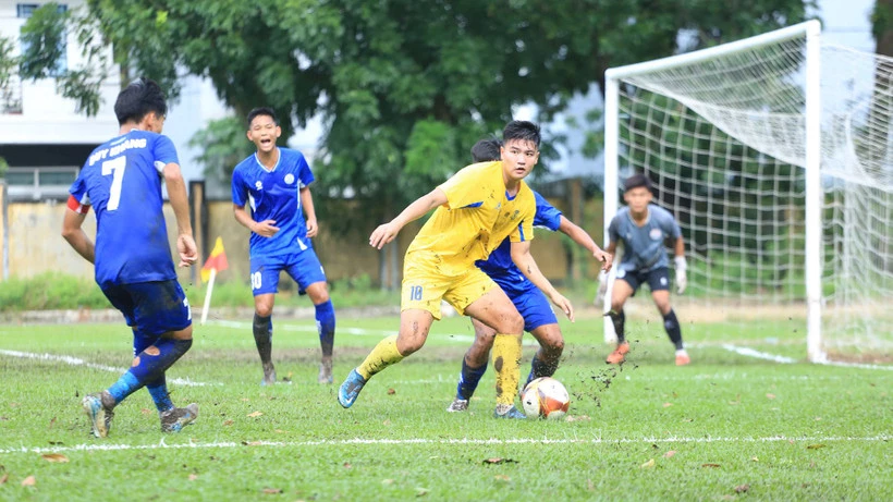 U21 Sông Lam Nghệ An (áo vàng) không thể vượt qua sức mạnh của U21 PVF-Công an nhân dân. (Ảnh: VFF)