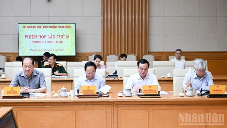 Các thành viên Hội đồng, đại biểu tham dự Phiên họp. (Ảnh: TRẦN HẢI)