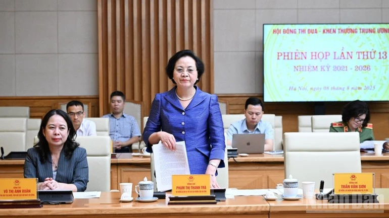 Bộ trưởng Nội vụ Phạm Thị Thanh Trà, Phó Chủ tịch Thường trực Hội đồng Thi đua-Khen thưởng Trung ương phát biểu ý kiến tại phiên họp. (Ảnh: TRẦN HẢI)