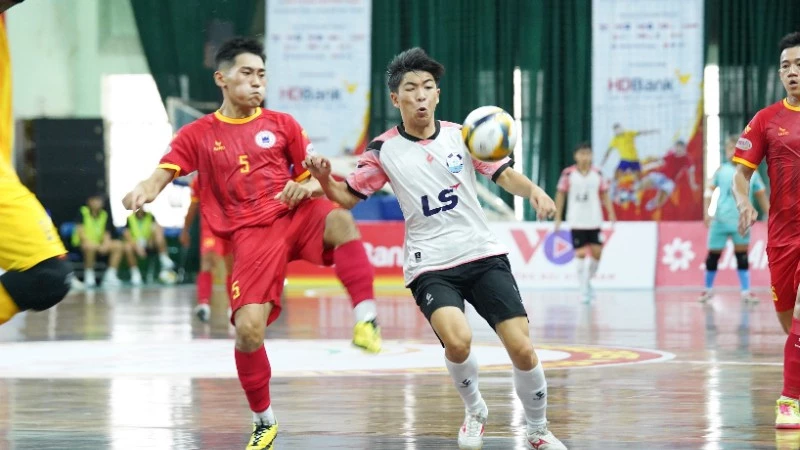Tân Hiệp Hưng Thành phố Hồ Chí Minh để Hà Nội (áo trắng) cầm hòa với tỷ số 2-2 trong một trận cầu đầy kịch tính trong ngày khai mạc giải đấu. Ảnh: VFF