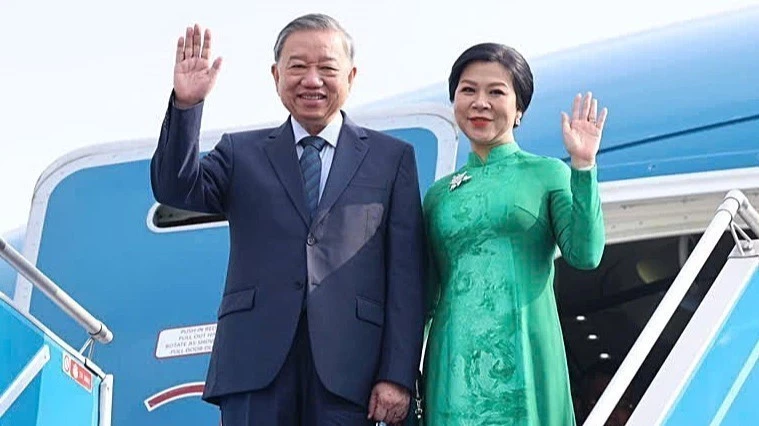 Tổng Bí thư Tô Lâm và Phu nhân rời Thủ đô Hà Nội, lên đường thăm cấp Nhà nước Đại Hàn Dân Quốc. (Ảnh: TTXVN) 