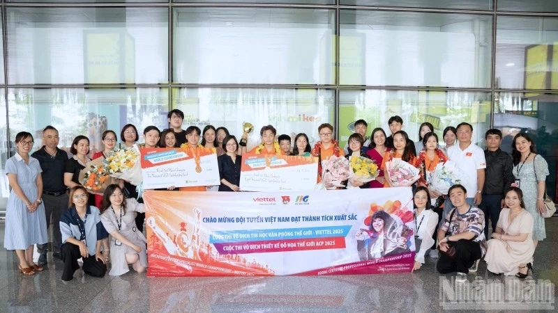 Đội tuyển MOSWC Việt Nam năm 2025 trở về quê nhà sau màn tranh tài đầy thành công tại Hoa Kỳ.