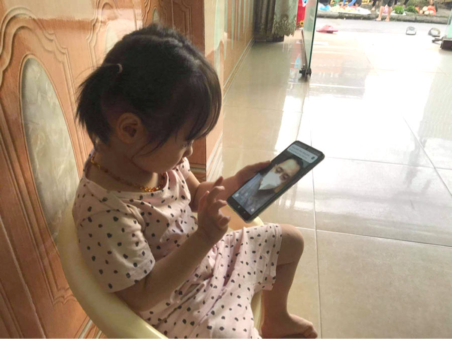 Con gái y sỹ Nguyễn Đức Anh, Bệnh viện Đa khoa huyện Quản Bạ trò chuyện, động viên bố.