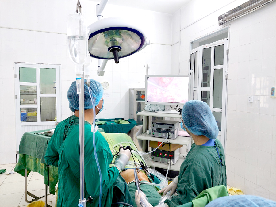 Bác sỹ Bệnh viện Đa khoa huyện phẫu thuật nội soi cho bệnh nhân.