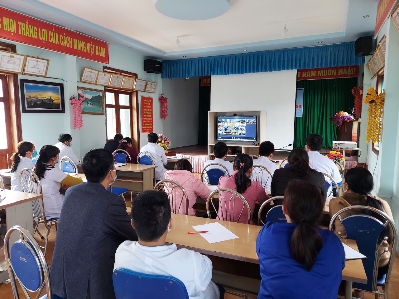 Một buổi hội chuẩn, KCB từ xa - Telehealth của y, bác sỹ Bệnh viện Đa khoa huyện Xín Mần với Bệnh viện Đại học Y Hà Nội.                   									  Ảnh: VĂN LONG