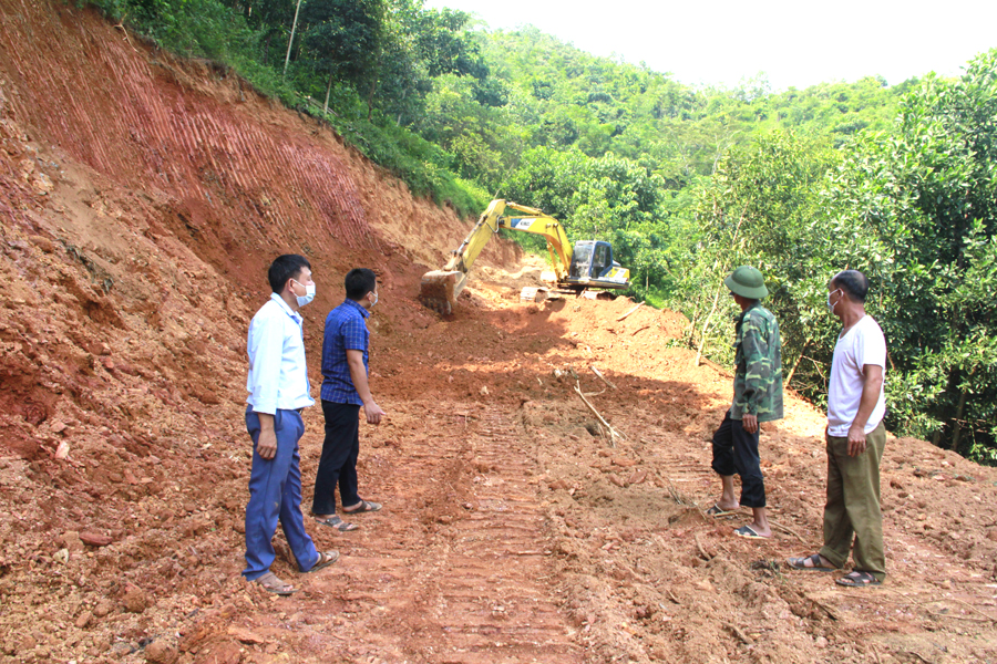 Tuyến đường liên xã dài 2,4 km, được người dân thôn Chăn 2, xã Phú Linh hiến trên 7nghìn m2 đất đang được triển khai thực hiện