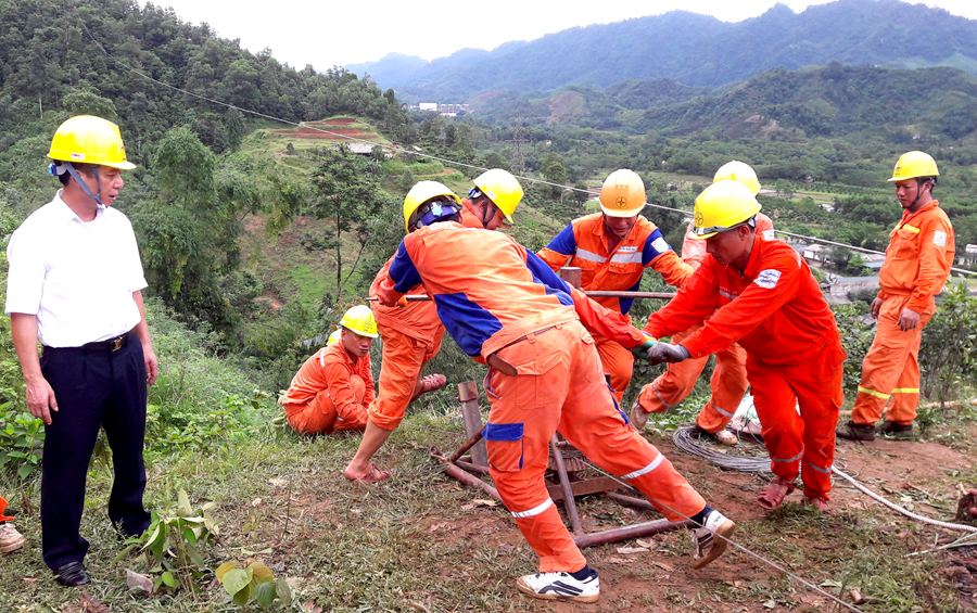 Giám đốc Công ty Điện lực Hà Giang Hoàng Văn Thiện (ngoài cùng bên trái) chỉ đạo khắc phục sự cố đường dây 110 kv, xã Tân Thành (Bắc Quang).								Ảnh: TƯ LIỆU