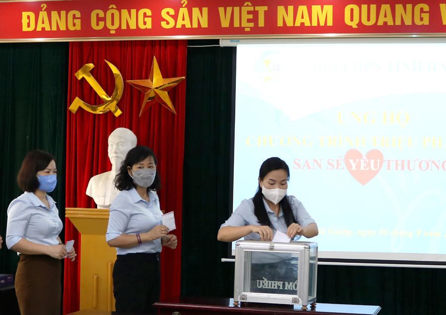Cán bộ Hội LHPN tỉnh ủng hộ chương trình “Triệu phần quà san sẻ yêu thương”