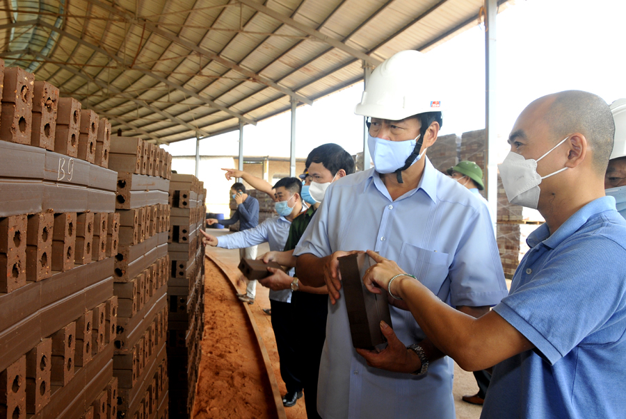 Chủ tịch UBND tỉnh Nguyễn Văn Sơn thăm nhà máy gạch Tuynel Tân Bắc.