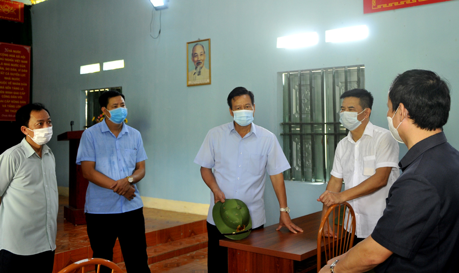 Chủ tịch UBND tỉnh Nguyễn Văn Sơn kiểm tra cơ sở vật chất nhà văn hóa thôn Yên Thượng, xã Yên Thành.