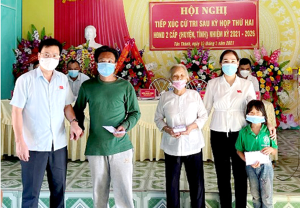 Tổ đại biểu HĐND tỉnh trao quà cho các hộ nghèo của xã.