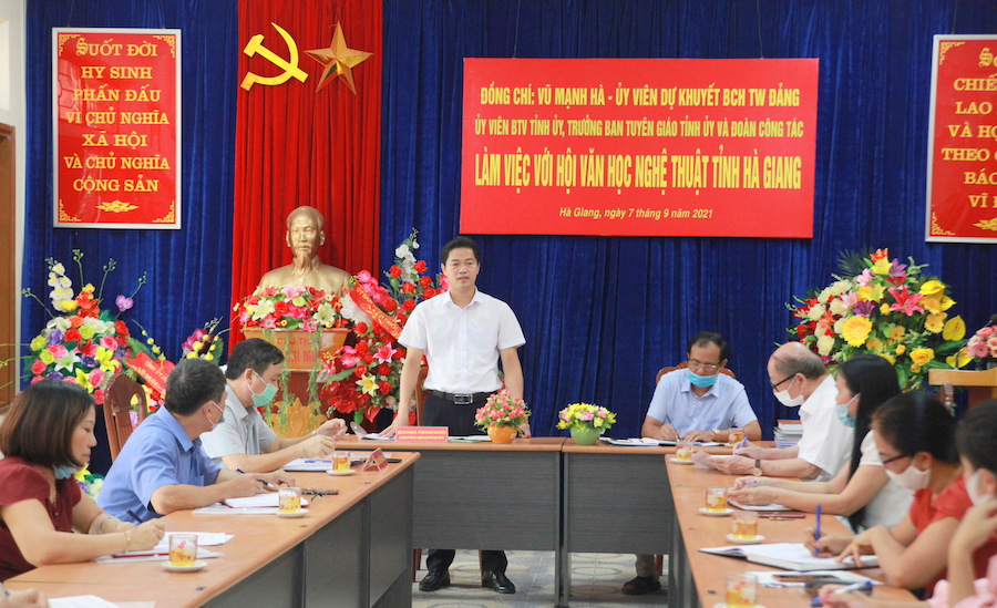 Toàn cảnh buổi làm việc. 