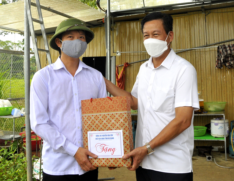 Chủ tịch UBND tỉnh Nguyễn Văn Sơn tặng quà gia đình anh Lưu Duy Đông, tổ 7, thị trấn Việt Lâm.