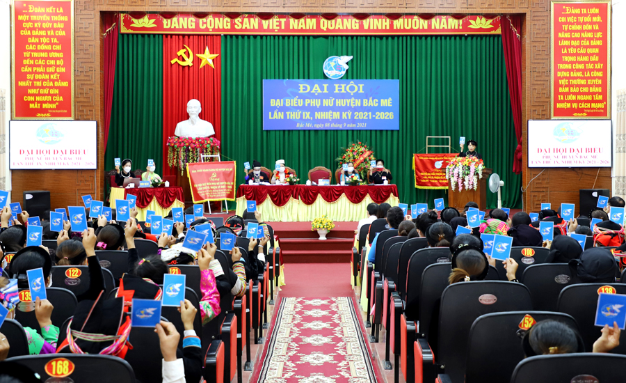 Đại biểu biểu quyết bầu Ban Chấp hành Hội Liên hiệp Phụ nữ huyện.