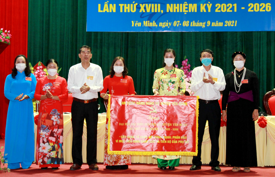 Thường trực Huyện ủy Yên Minh trao tặng bức trướng mang dòng chữ “Xây dựng tổ chức Hội vững mạnh; phấn đấu vì mục tiêu bình đẳng giới và tiến bộ của phụ nữ” cho Đoàn chủ tịch Đại hội