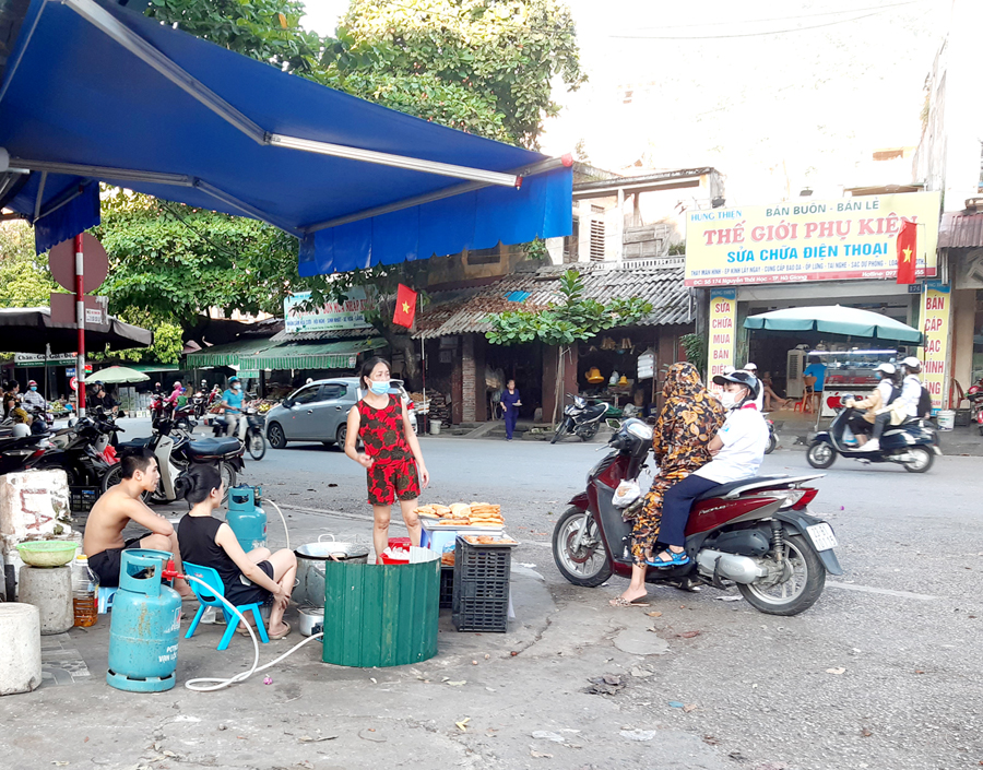 Đồ ăn bán ngoài đường, không được che đậy gây mất vệ sinh.