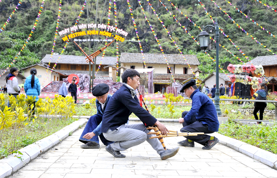 Trình diễn múa khèn Mông.                                 Ảnh: TL