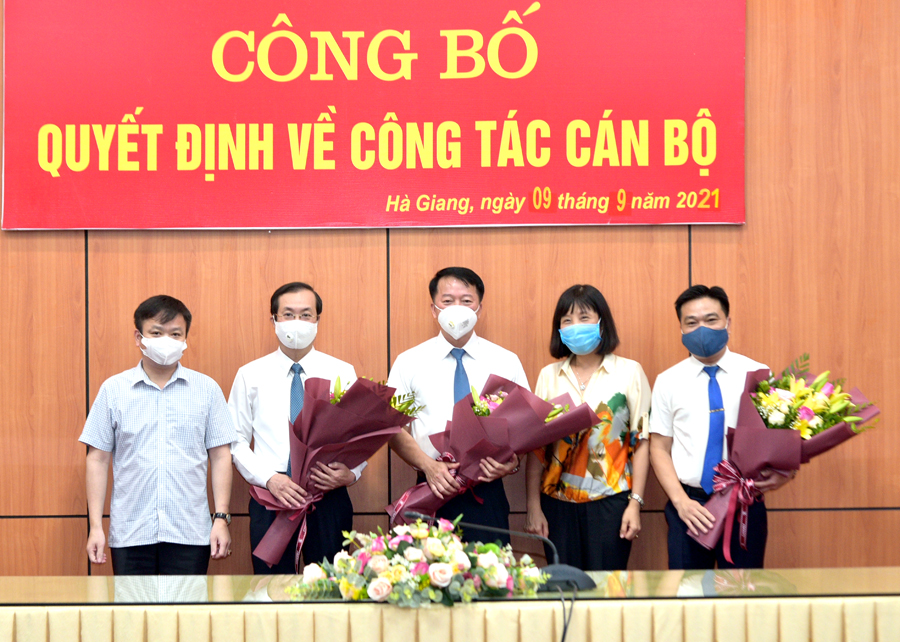 Lãnh đạo Văn phòng UBND tỉnh tặng hoa, chúc mừng các đồng chí được điều động, bổ nhiệm 