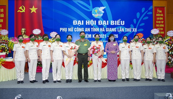 Lãnh đạo Công an tỉnh và Hội phụ nữ tỉnh tặng hoa chúc mừng Ban chấp hành Hội phụ nữ Công an tỉnh lần thứ XII, nhiệm kỳ 2021-2026.