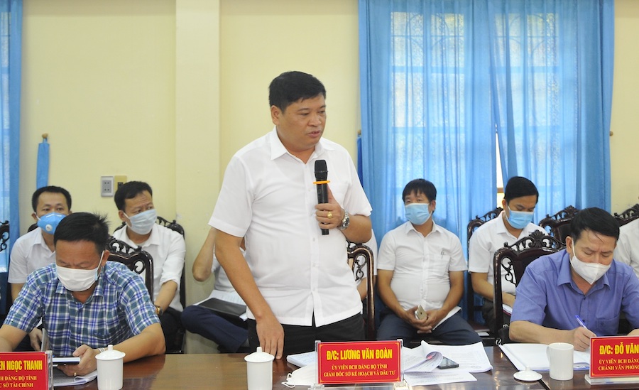 Giám đốc Sở Kế hoạch và Đầu tư Lương Văn Đoàn đề nghị Sở Nông nghiệp và PTNT quan tâm đến vấn đề tiêu thụ sản phẩm nông sản; tập trung vào các sản phẩm OCOP đặc trưng để đưa lên sàn giao dịch thương mại điện tử.