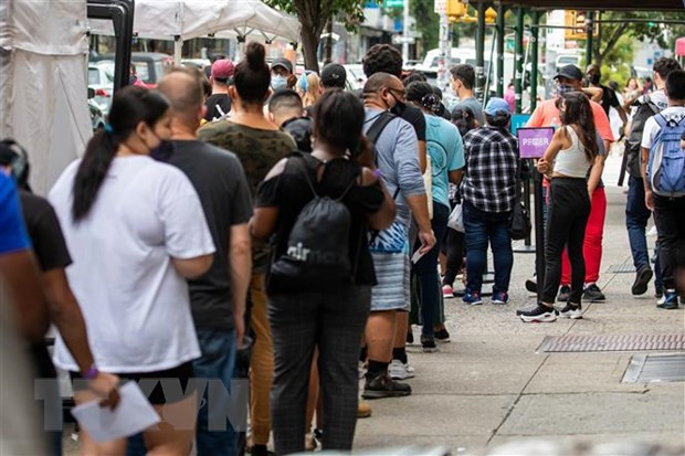 Người dân chờ tiêm vaccine ngừa COVID-19 tại New York, Mỹ, ngày 23/8/2021.