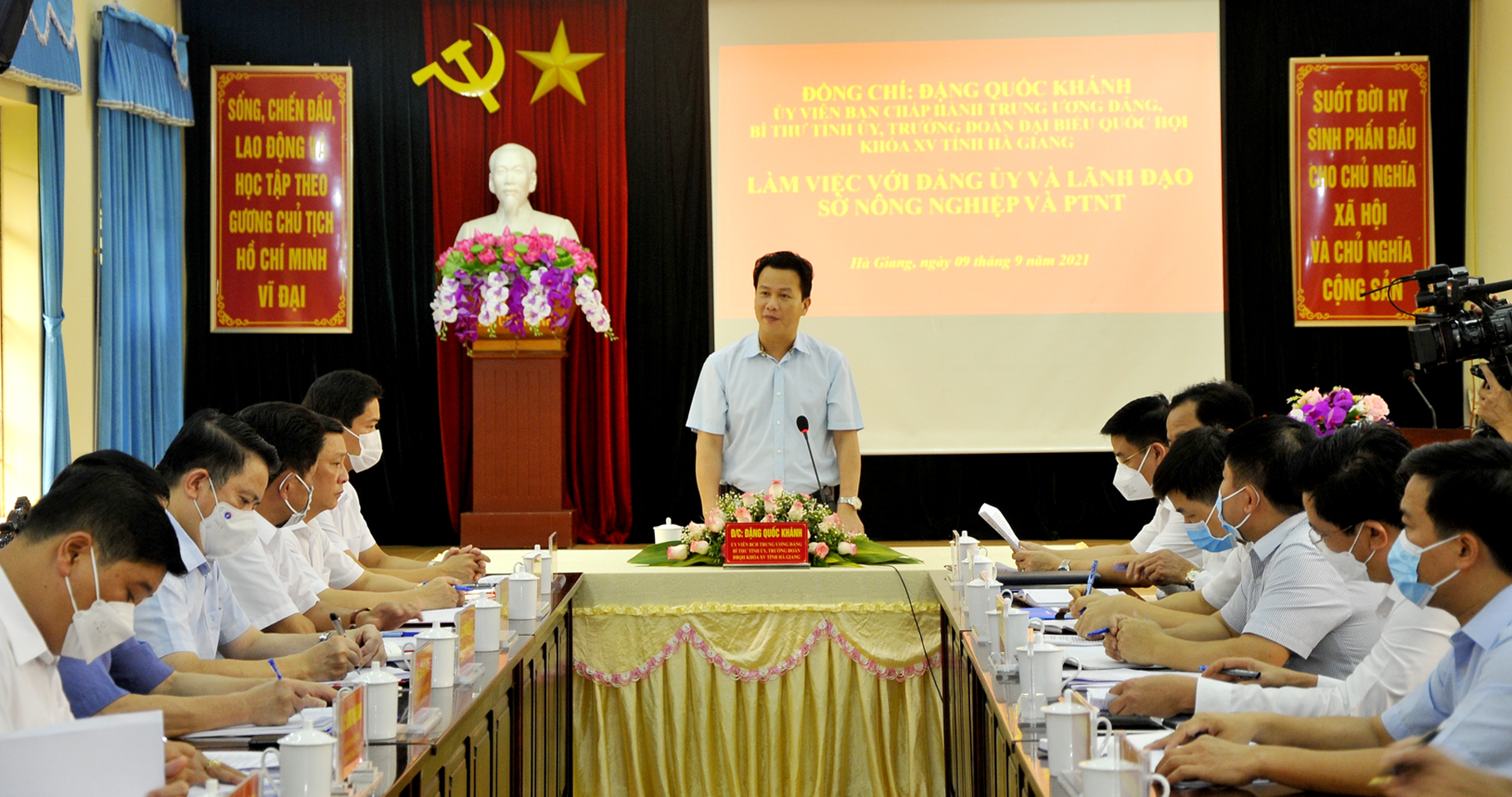 Toàn cảnh buổi làm việc.