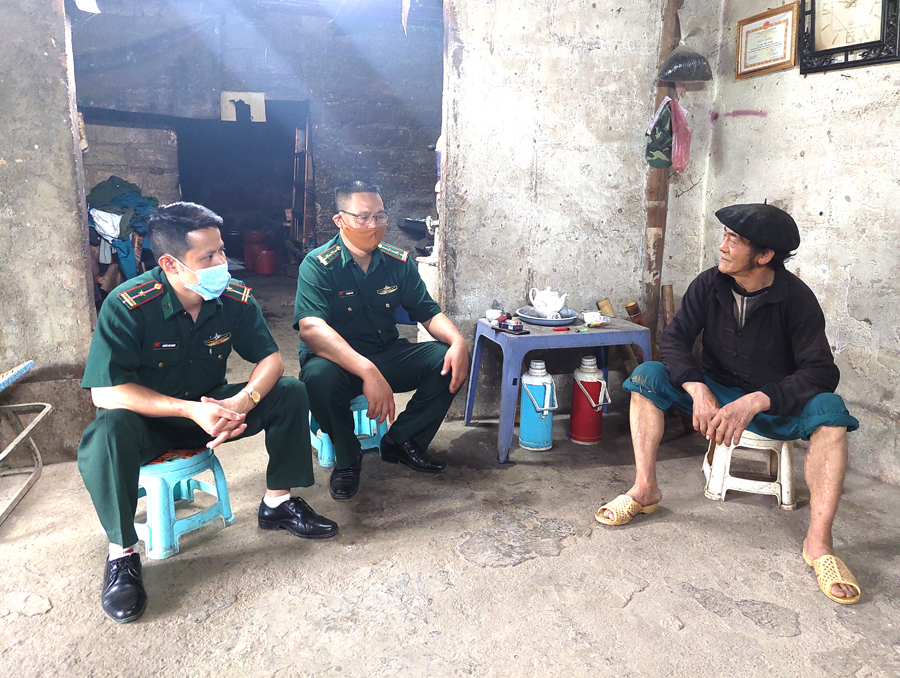 Cán bộ Đồn Biên phòng Lũng Cú tuyên truyền người dân trong thôn tham gia bảo vệ đường biên, cột mốc. Ảnh: NGUYỄN PHƯƠNG