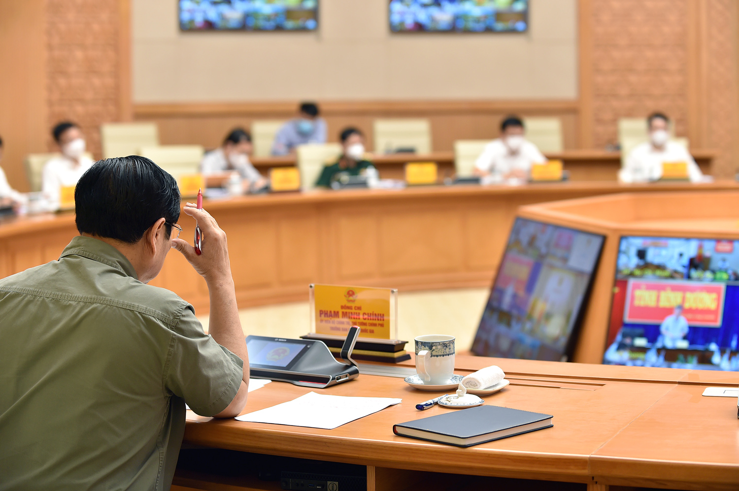 Thủ tướng Phạm Minh Chính nhấn mạnh phải tránh khuynh hướng chủ quan, nóng vội muốn mở lại ngay các hoạt động sản xuất, kinh doanh, khi chưa chuẩn bị tốt, chưa an toàn đã nới lỏng các biện pháp chống dịch.