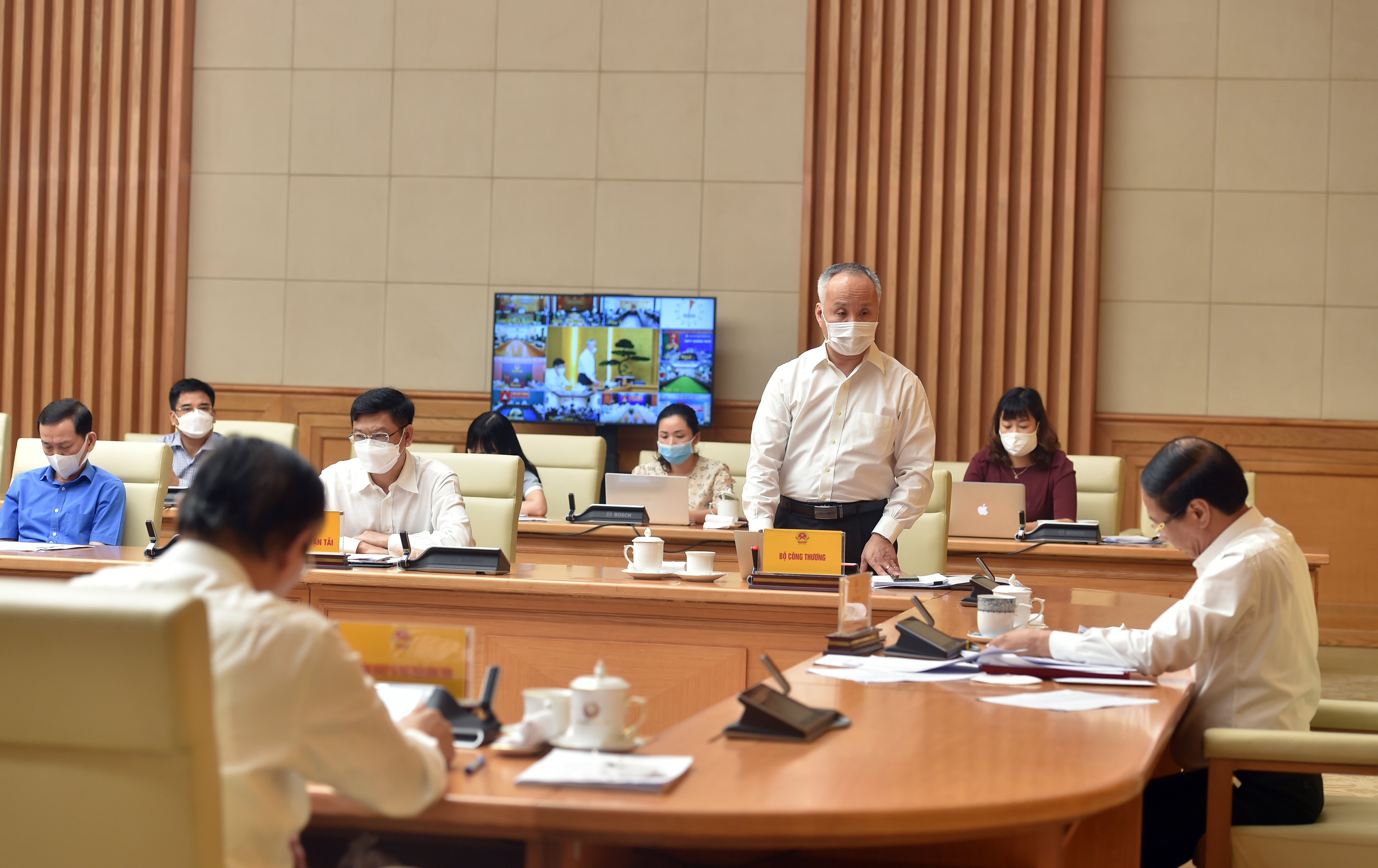 Thứ trưởng Bộ Công Thương Trần Quốc Khánh đặt vấn đề, tại sao Bắc Giang, Hải Dương có thể xuất khẩu suôn sẻ hơn 100.000 tấn vải thiều trong thời gian ngắn trong khi mặt hàng thanh long, dưa hấu thì nay tắc chỗ này mai tắc chỗ khác