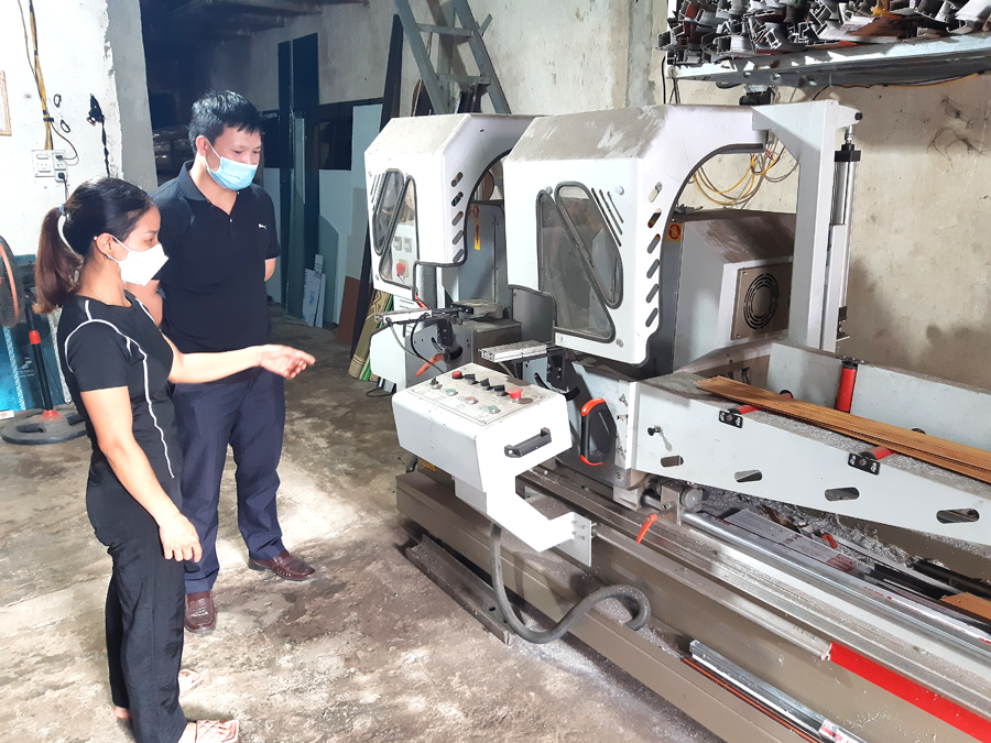 Cơ sở sản xuất gia công cửa nhôm kính Nhân Lệnh, tổ 4 đầu tư hệ thống máy hiện đại.