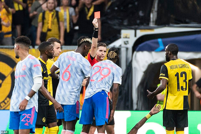 Chiếc thẻ đỏ phút 35 đã khiến MU thua ngược trong trận mở màn Champions League.