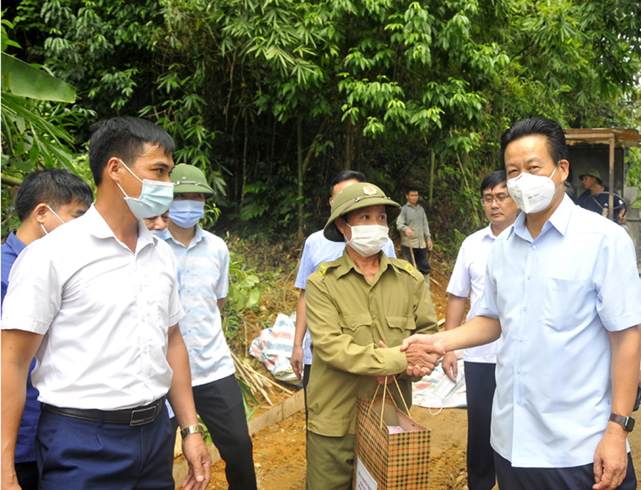 Chủ tịch UBND tỉnh Nguyễn Văn Sơn tặng quà thôn Việt Thành, xã Việt Hồng.